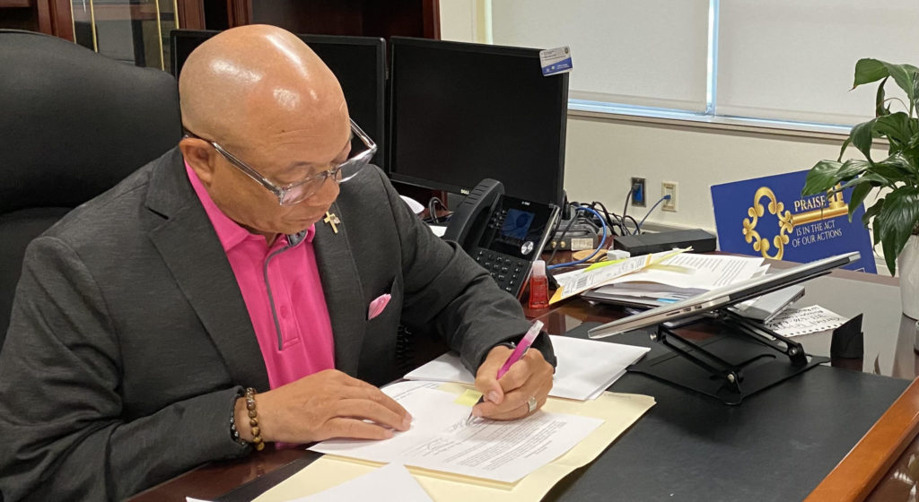 Mayor Neeley signs historic contract with City of Flint’s two largest unions