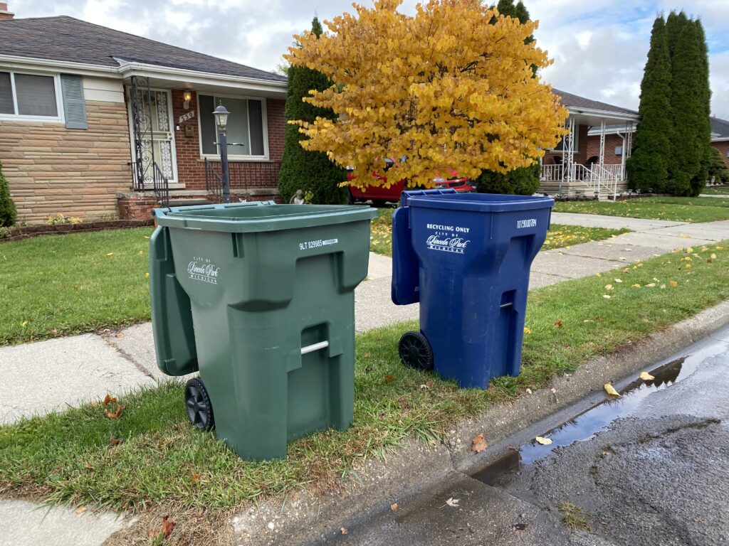 Recycling carts, Priority Waste contract extension to go before city council again