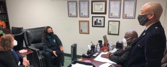Mayor Neeley welcomes Gov. Whitmer to Flint vaccination clinic