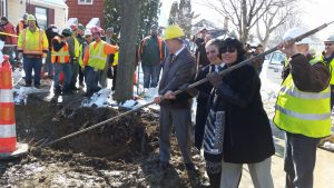 Mayor-Weaver-pulling-out-pipe Mayor Weaver pulling out pipe